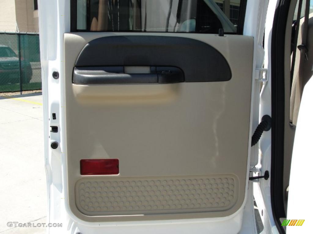 2005 F250 Super Duty XLT Crew Cab 4x4 - Oxford White / Tan photo #32