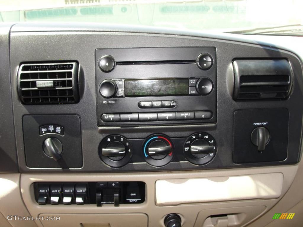 2005 F250 Super Duty XLT Crew Cab 4x4 - Oxford White / Tan photo #39