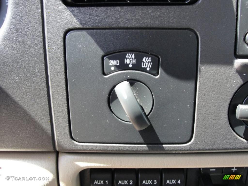 2005 F250 Super Duty XLT Crew Cab 4x4 - Oxford White / Tan photo #42