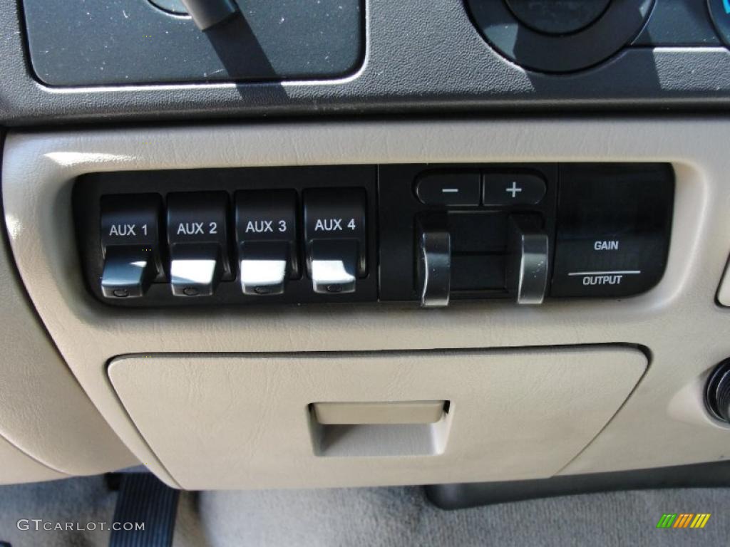2005 F250 Super Duty XLT Crew Cab 4x4 - Oxford White / Tan photo #43
