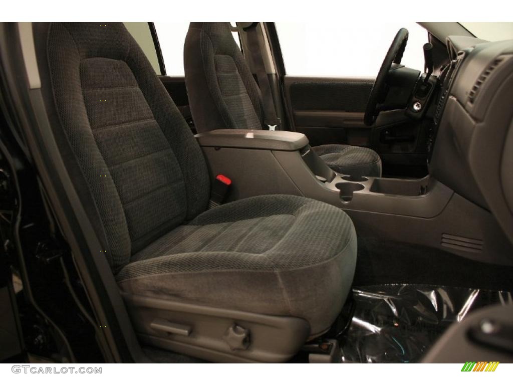 2002 Explorer XLT - Black Clearcoat / Graphite photo #18