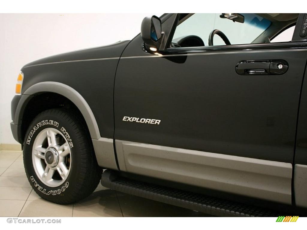 2002 Explorer XLT - Black Clearcoat / Graphite photo #25