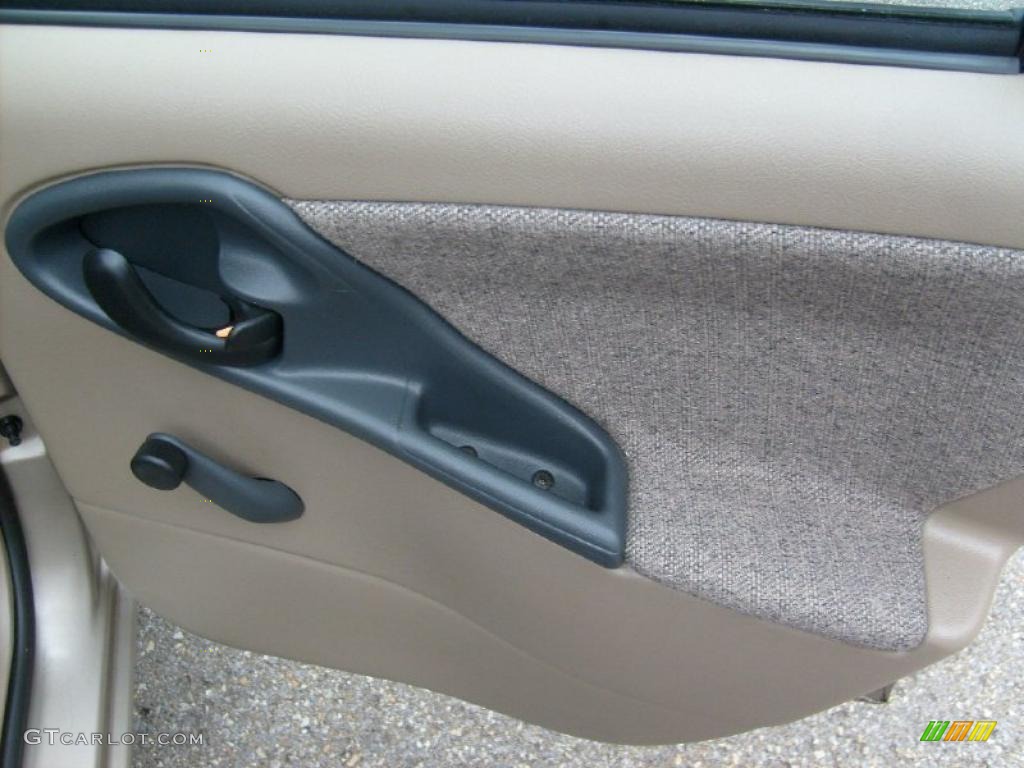 2003 Cavalier Sedan - Sandrift Metallic / Neutral Beige photo #19