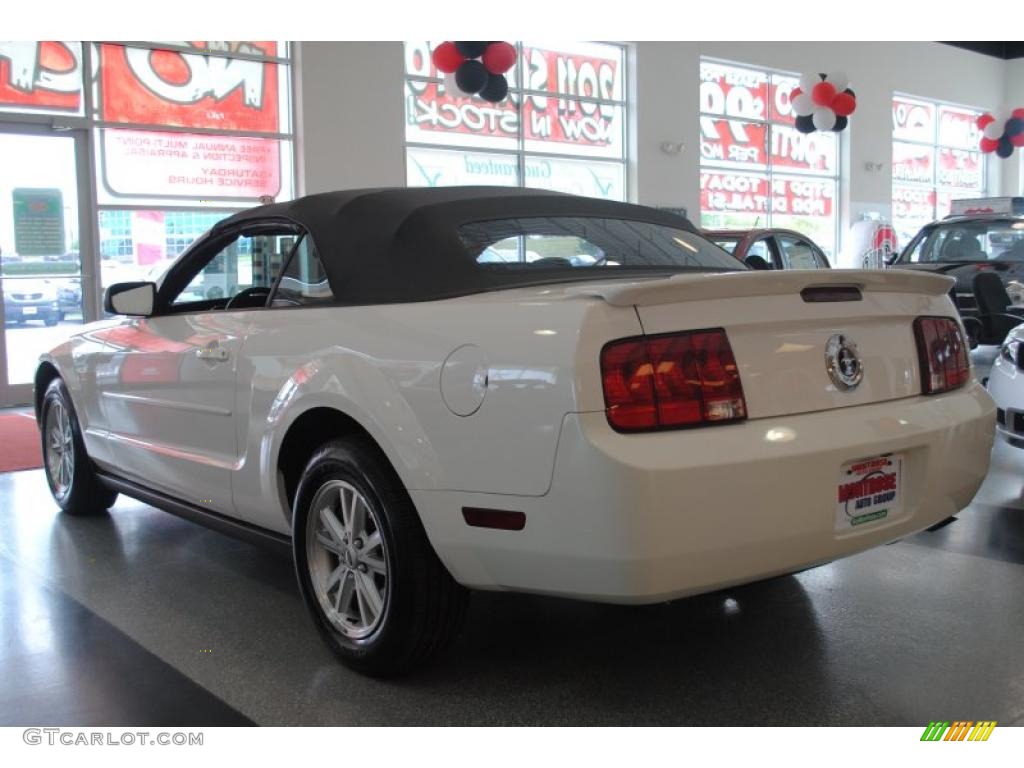 2007 Mustang V6 Deluxe Convertible - Performance White / Dark Charcoal photo #4