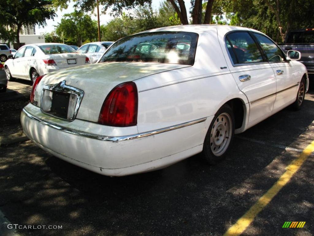 2001 Town Car Signature - Vibrant White / Light Graphite photo #3