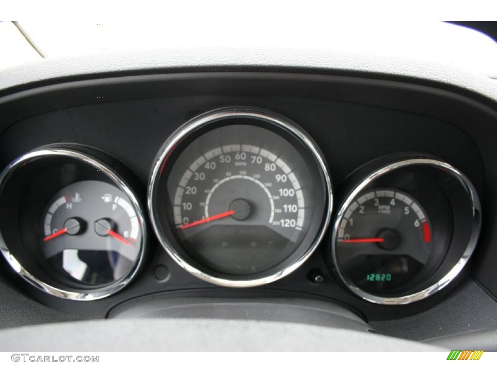 2010 Caliber SXT - Optic Green Metallic / Dark Slate Gray photo #17