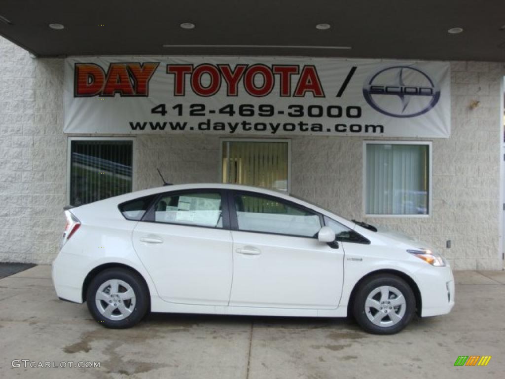 Blizzard White Pearl Toyota Prius