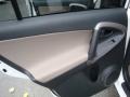 Super White - RAV4 4WD Photo No. 14