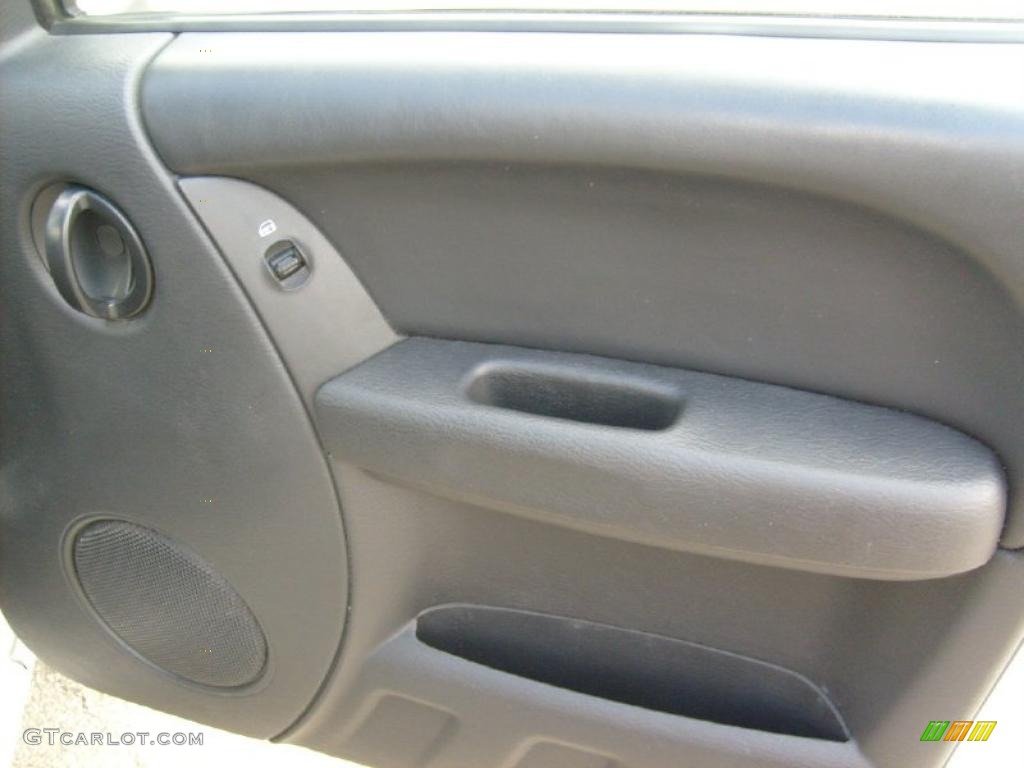 2003 Liberty Sport 4x4 - Stone White / Dark Slate Gray photo #20