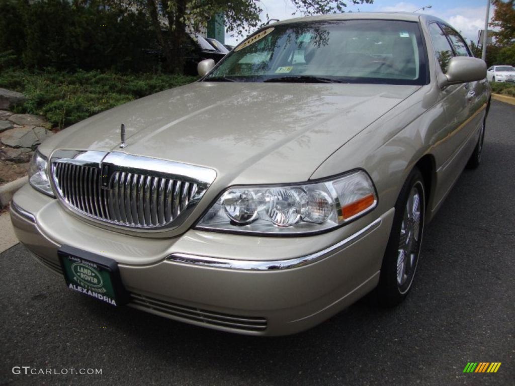 2004 Pueblo Gold Metallic Lincoln Town Car Ultimate #36622868