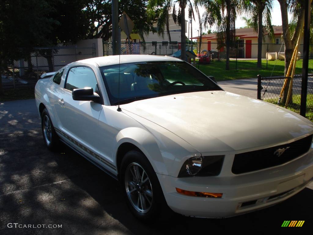 2005 Mustang V6 Deluxe Coupe - Performance White / Medium Parchment photo #1