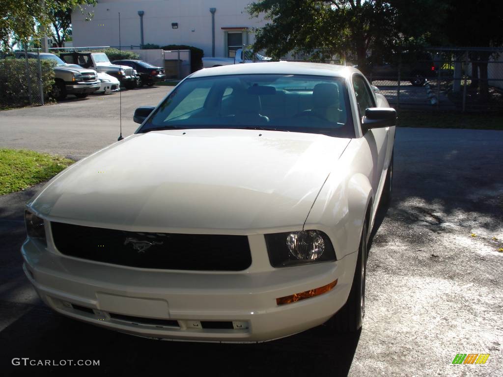 2005 Mustang V6 Deluxe Coupe - Performance White / Medium Parchment photo #3