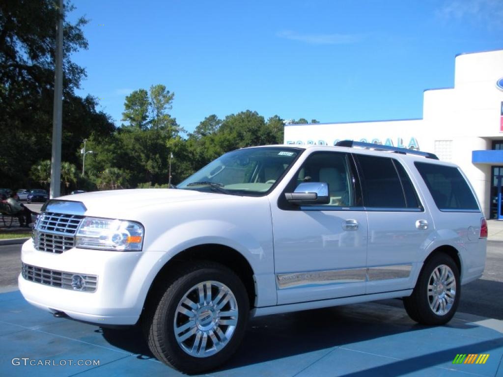 White Platinum Tri-Coat Lincoln Navigator