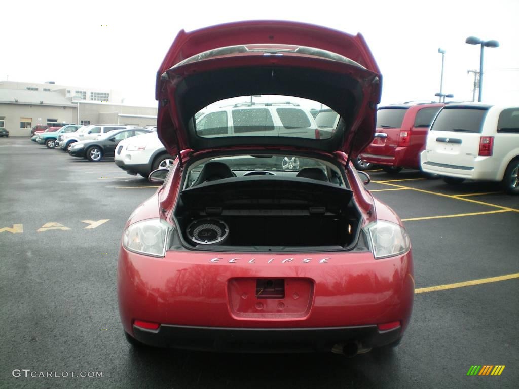 2008 Eclipse SE Coupe - Rave Red / Dark Charcoal photo #17