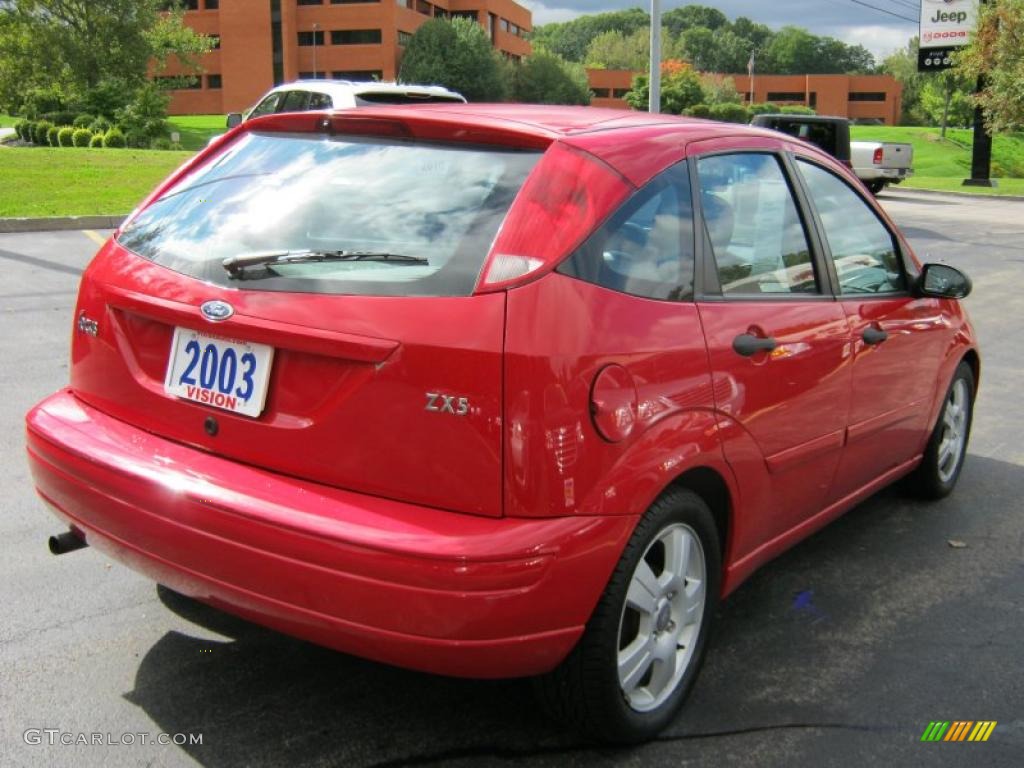 2003 Focus ZX5 Hatchback - Infra-Red / Medium Graphite photo #2