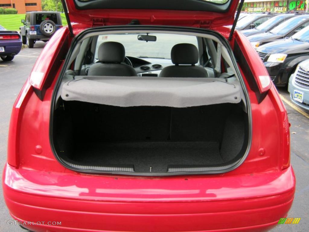 2003 Focus ZX5 Hatchback - Infra-Red / Medium Graphite photo #6