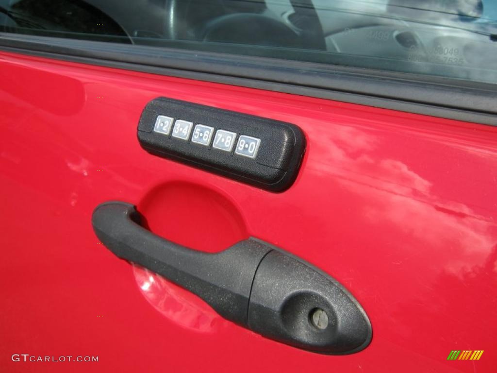 2003 Focus ZX5 Hatchback - Infra-Red / Medium Graphite photo #22