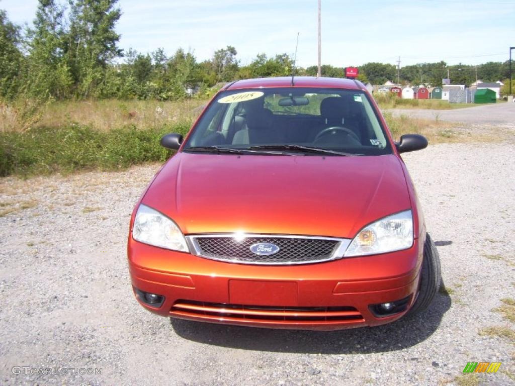 2005 Focus ZX3 SE Coupe - Blazing Copper Metallic / Dark Flint/Light Flint photo #2