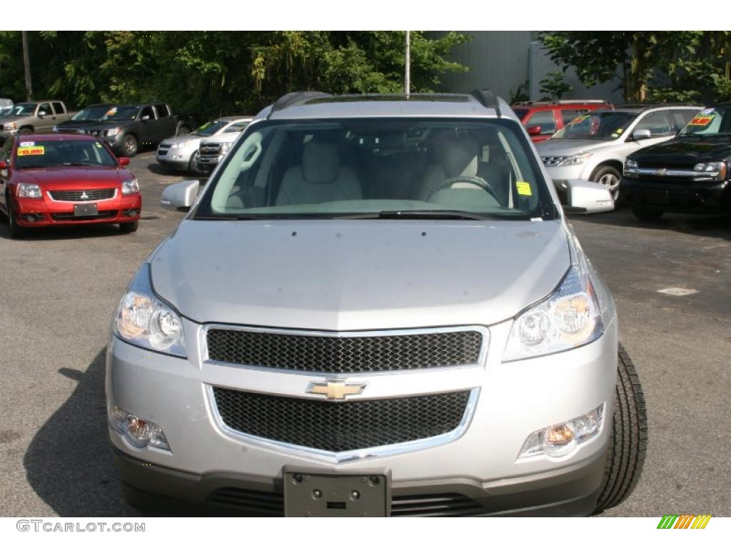 2010 Traverse LT AWD - Silver Ice Metallic / Dark Gray/Light Gray photo #2
