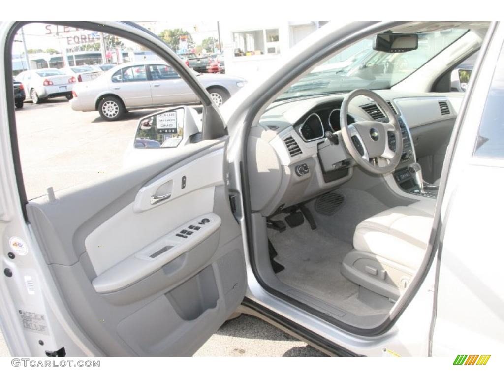 2010 Traverse LT AWD - Silver Ice Metallic / Dark Gray/Light Gray photo #10