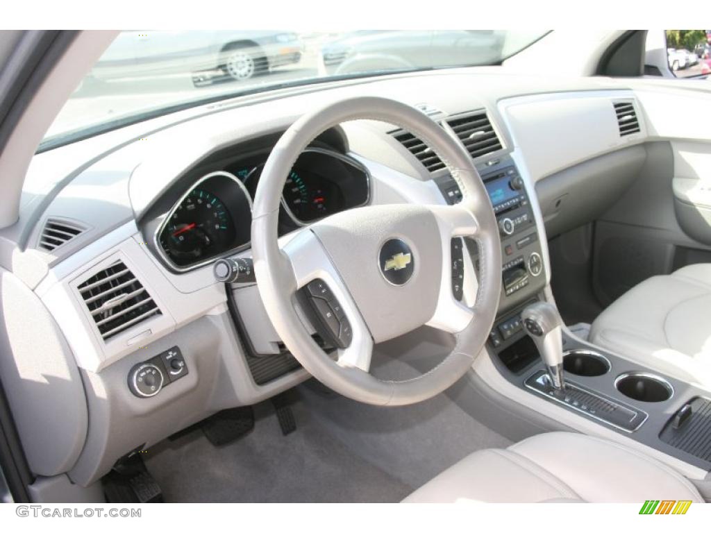 2010 Traverse LT AWD - Silver Ice Metallic / Dark Gray/Light Gray photo #11