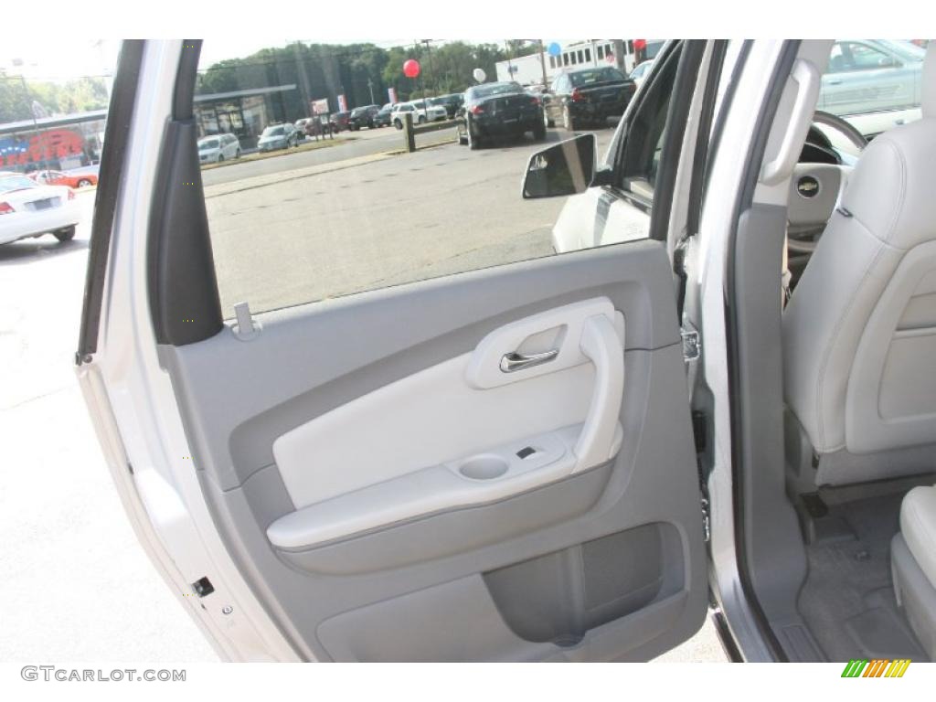 2010 Traverse LT AWD - Silver Ice Metallic / Dark Gray/Light Gray photo #14
