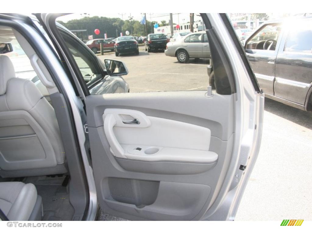 2010 Traverse LT AWD - Silver Ice Metallic / Dark Gray/Light Gray photo #15