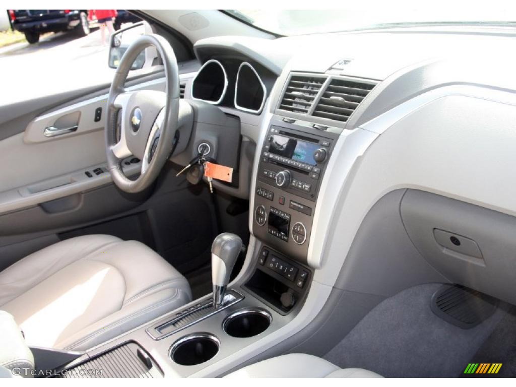 2010 Traverse LT AWD - Silver Ice Metallic / Dark Gray/Light Gray photo #17