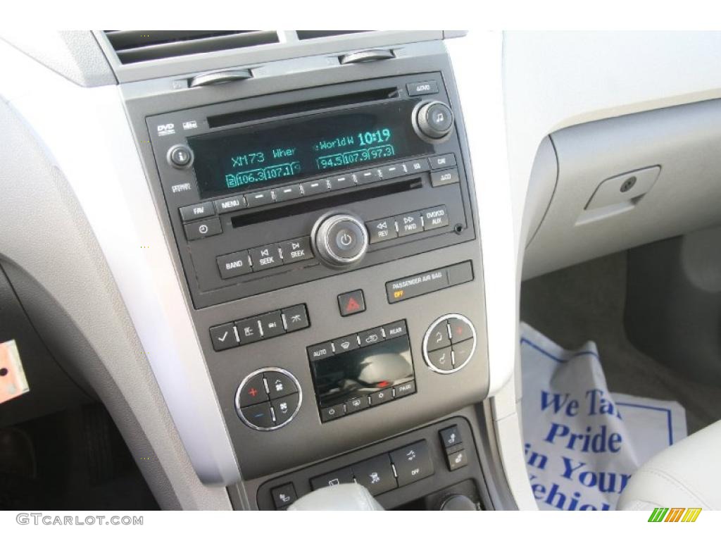2010 Traverse LT AWD - Silver Ice Metallic / Dark Gray/Light Gray photo #23