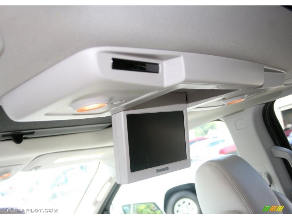 2010 Traverse LT AWD - Silver Ice Metallic / Dark Gray/Light Gray photo #28