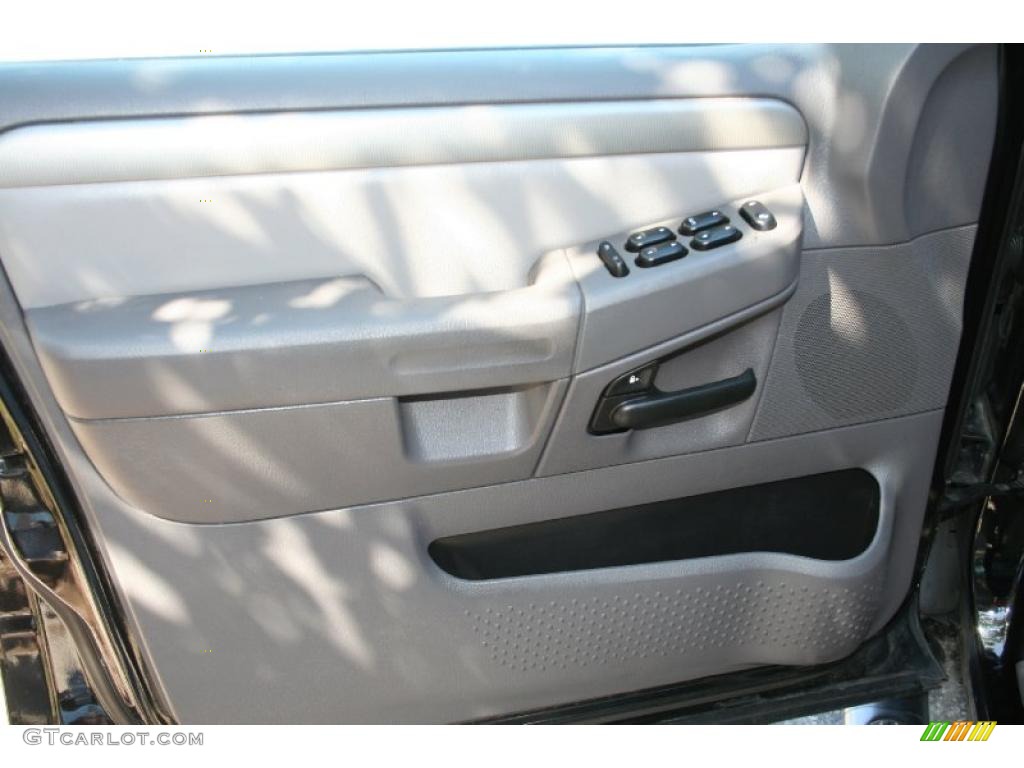 2004 Explorer XLT - Black / Graphite photo #18