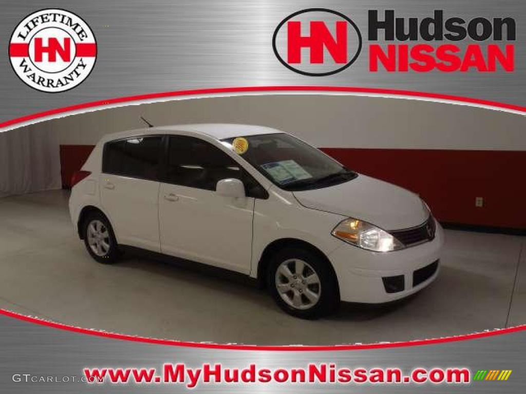 2008 Versa 1.8 SL Hatchback - Fresh Powder White / Beige photo #1