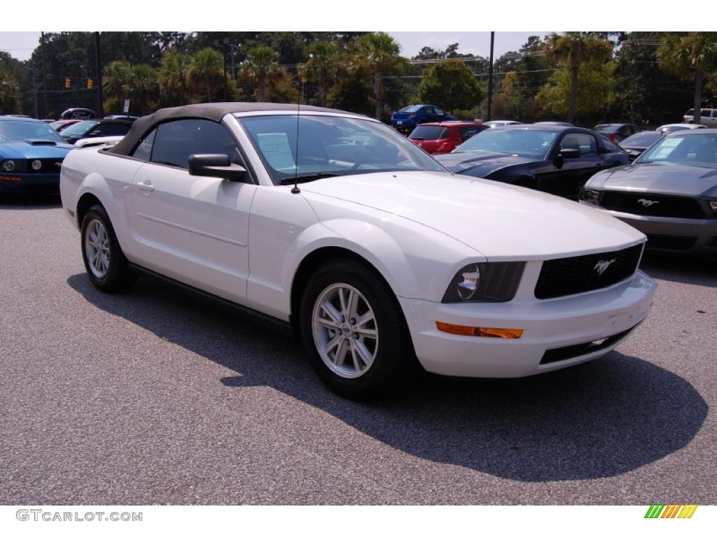 2006 Mustang V6 Deluxe Convertible - Performance White / Light Graphite photo #1