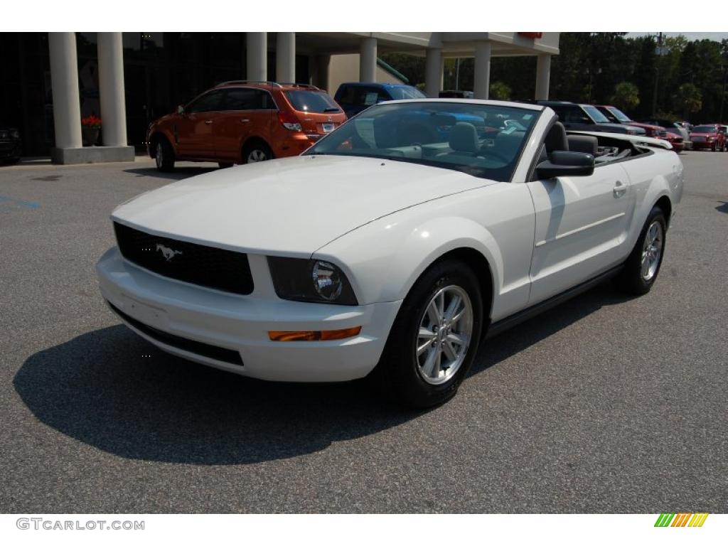 2006 Mustang V6 Deluxe Convertible - Performance White / Light Graphite photo #15