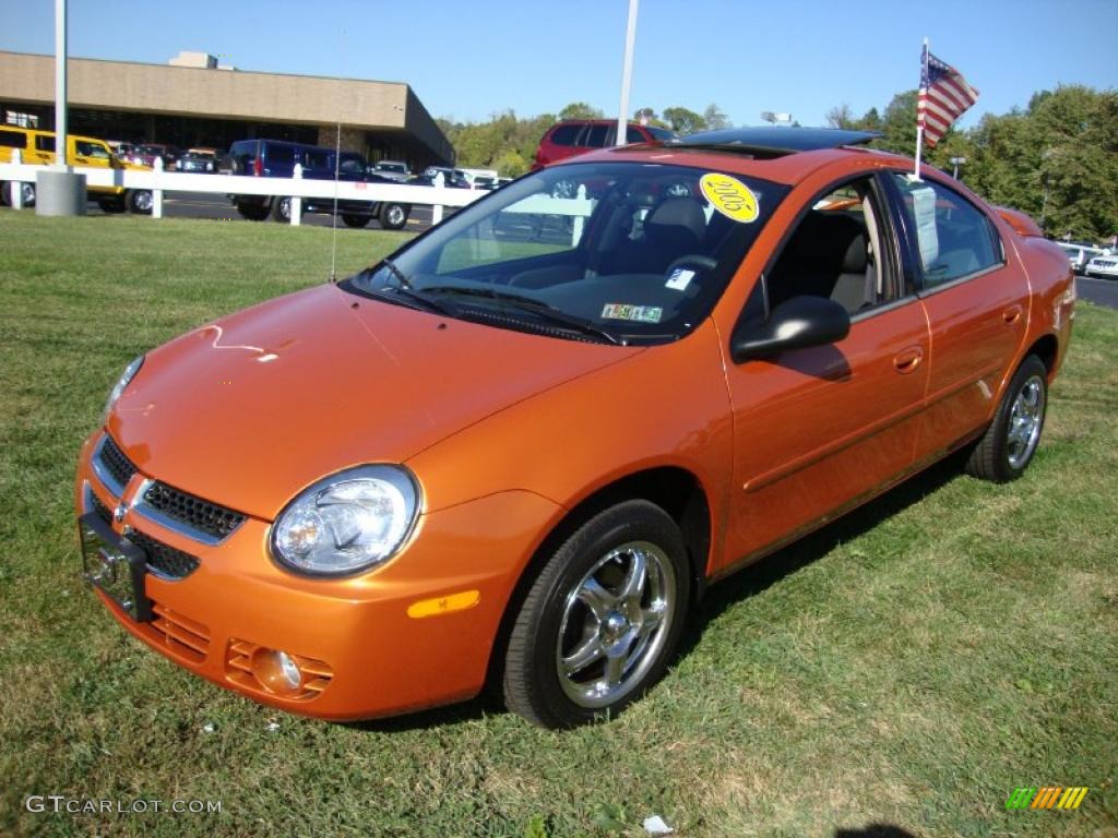 2005 Neon SXT - Orange Blast Pearlcoat / Dark Slate Gray photo #2