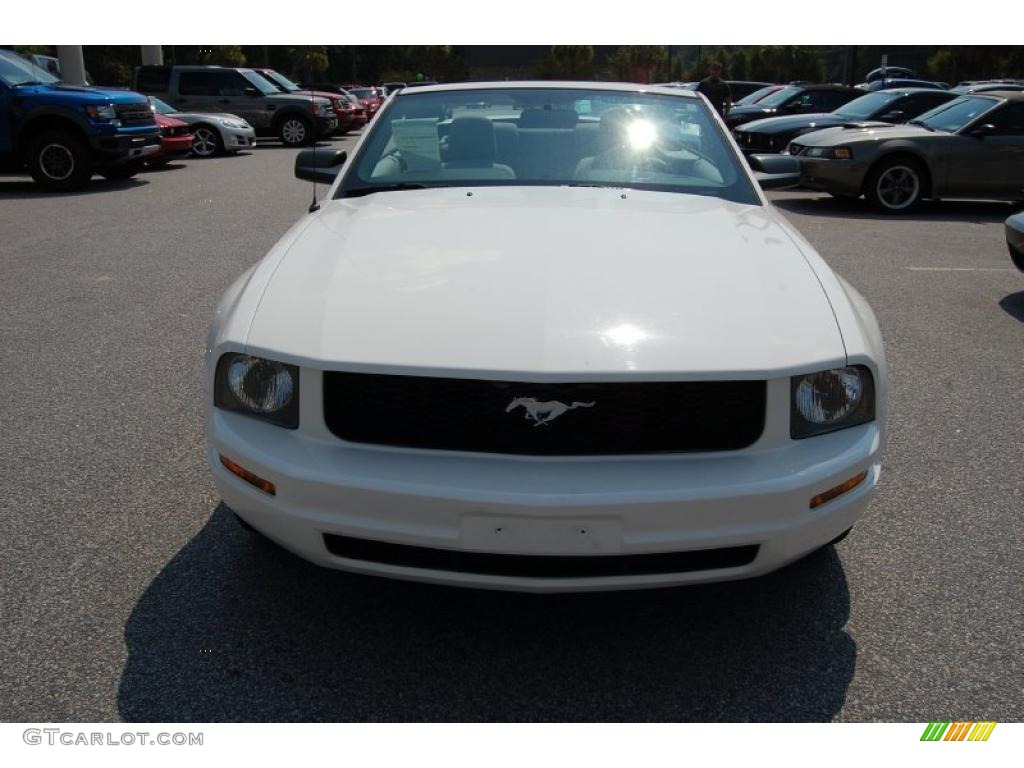 2006 Mustang V6 Deluxe Convertible - Performance White / Light Graphite photo #16