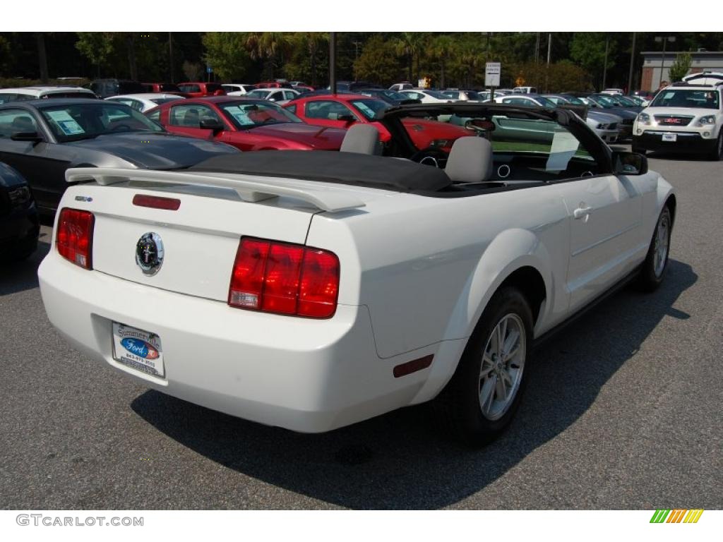 2006 Mustang V6 Deluxe Convertible - Performance White / Light Graphite photo #18