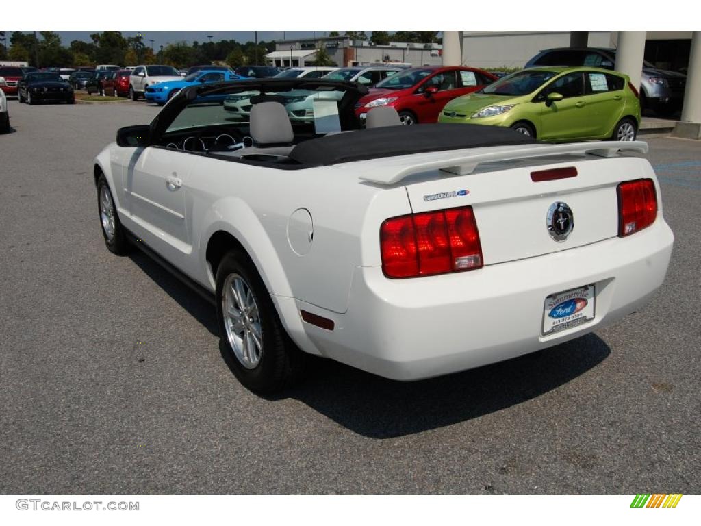 2006 Mustang V6 Deluxe Convertible - Performance White / Light Graphite photo #20