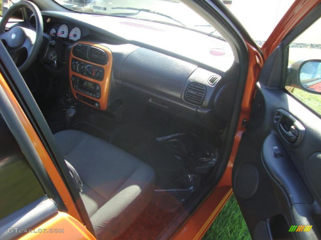 2005 Neon SXT - Orange Blast Pearlcoat / Dark Slate Gray photo #15