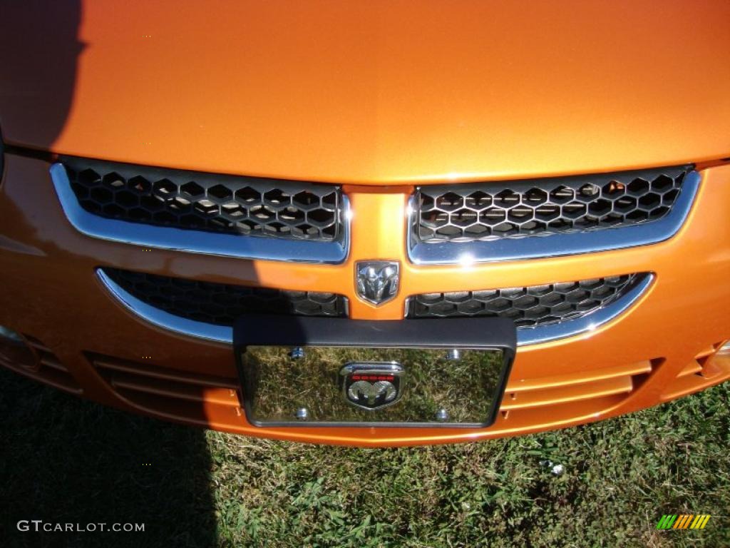 2005 Neon SXT - Orange Blast Pearlcoat / Dark Slate Gray photo #26