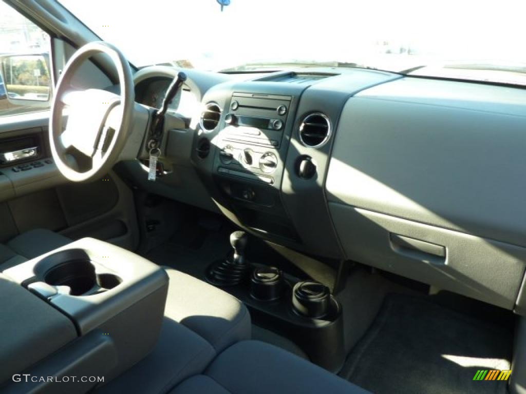 2005 F150 XLT SuperCab 4x4 - Oxford White / Medium Flint Grey photo #17