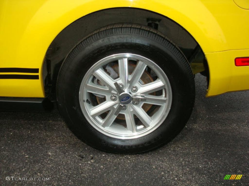 2005 Mustang V6 Premium Convertible - Screaming Yellow / Dark Charcoal photo #8