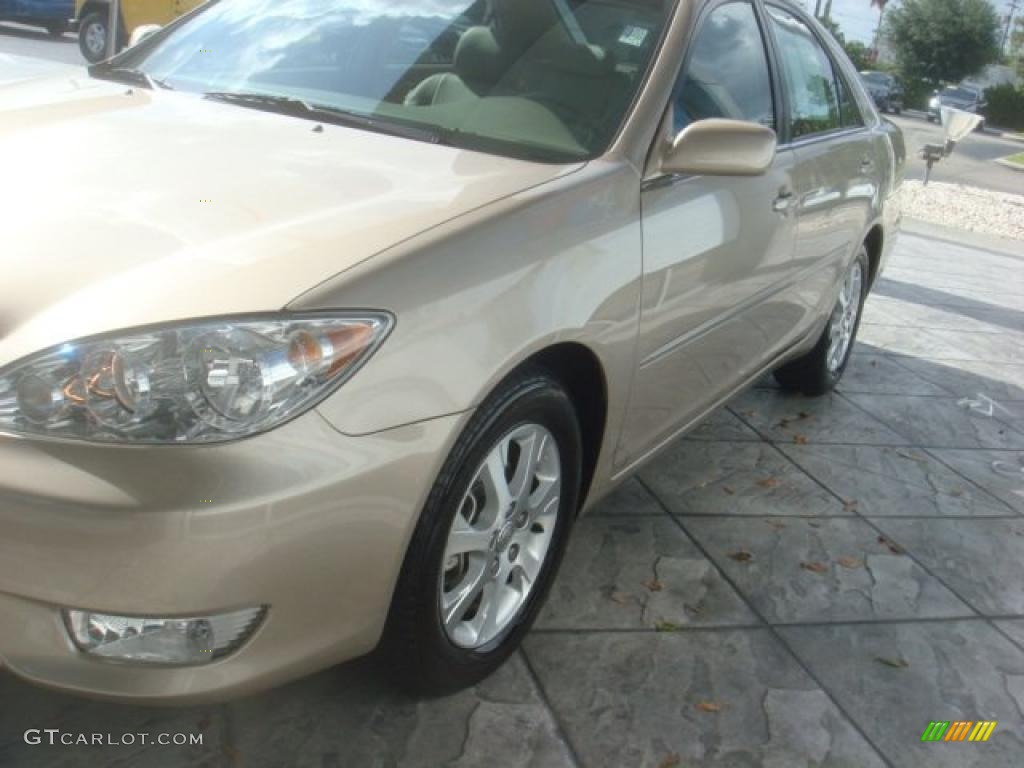 2006 Camry XLE V6 - Desert Sand Mica / Taupe photo #4