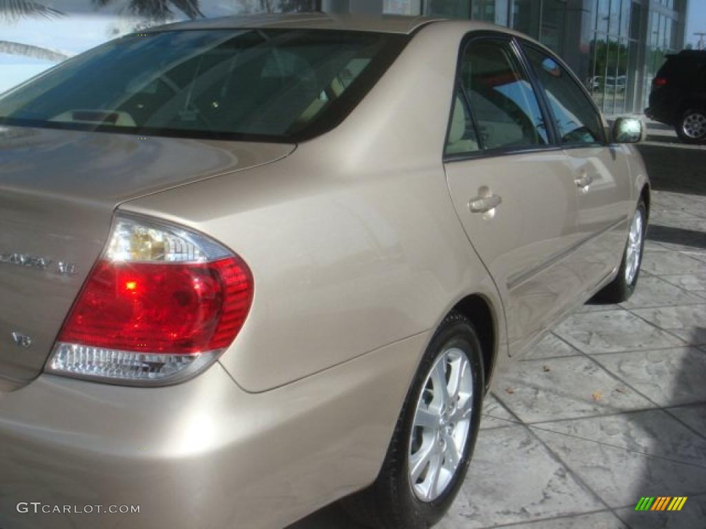 2006 Camry XLE V6 - Desert Sand Mica / Taupe photo #8