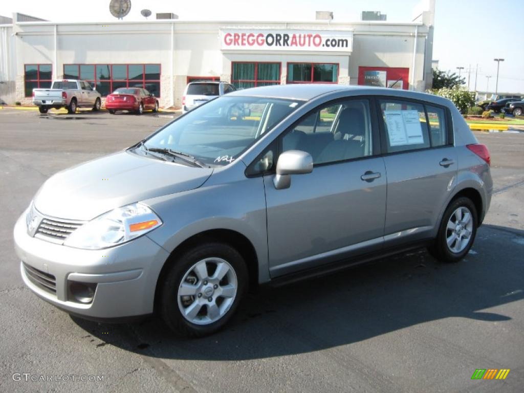 2009 Versa 1.8 SL Hatchback - Brillant Silver / Charcoal photo #1