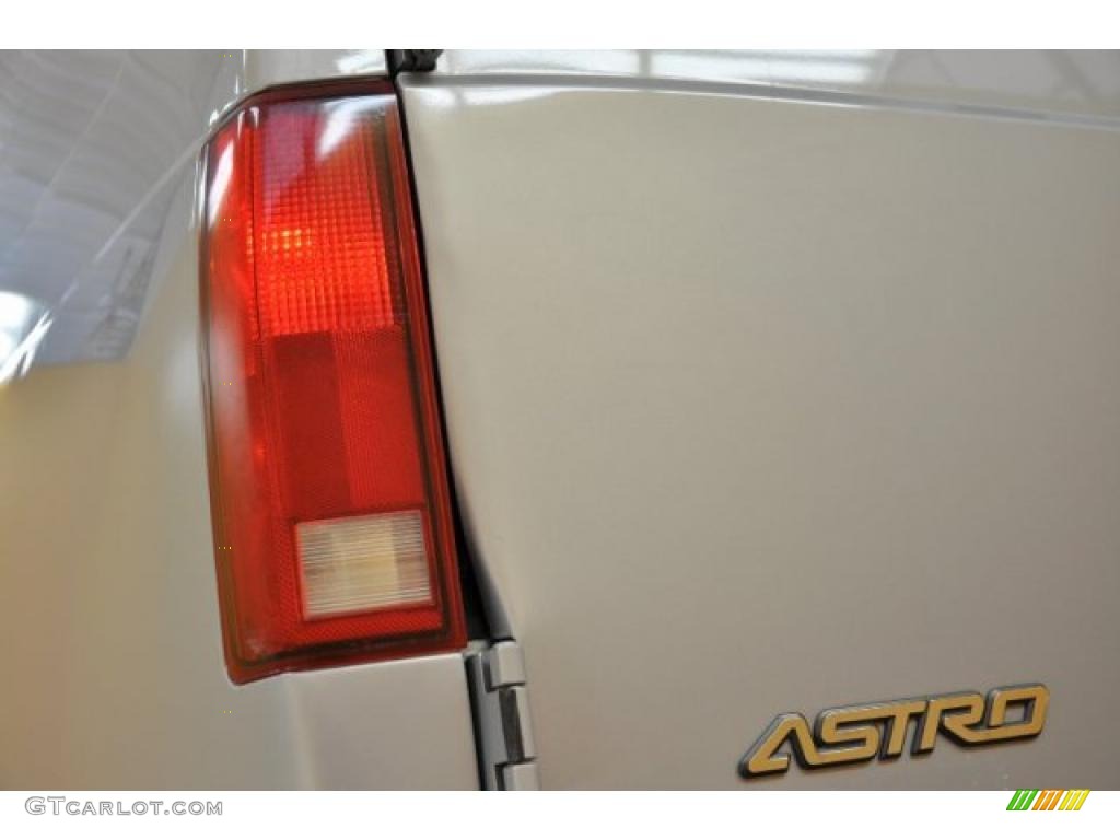 2000 Astro AWD Cargo Van - Silvermist Metallic / Medium Gray photo #17