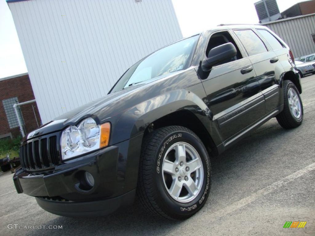 2005 Grand Cherokee Laredo 4x4 - Black / Medium Slate Gray photo #1