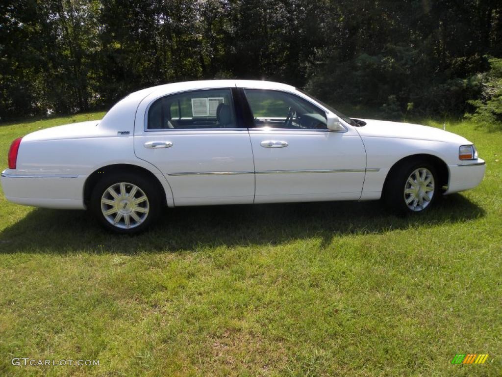 2008 Town Car Signature Limited - Vibrant White / Medium Light Stone photo #12