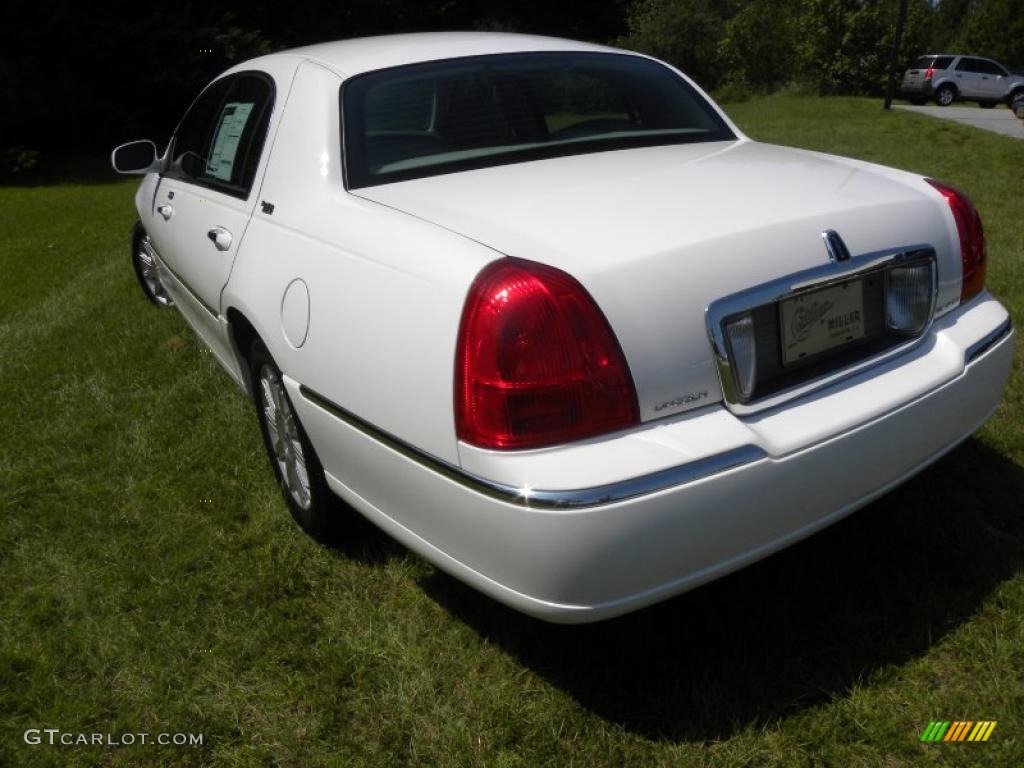 2008 Town Car Signature Limited - Vibrant White / Medium Light Stone photo #15