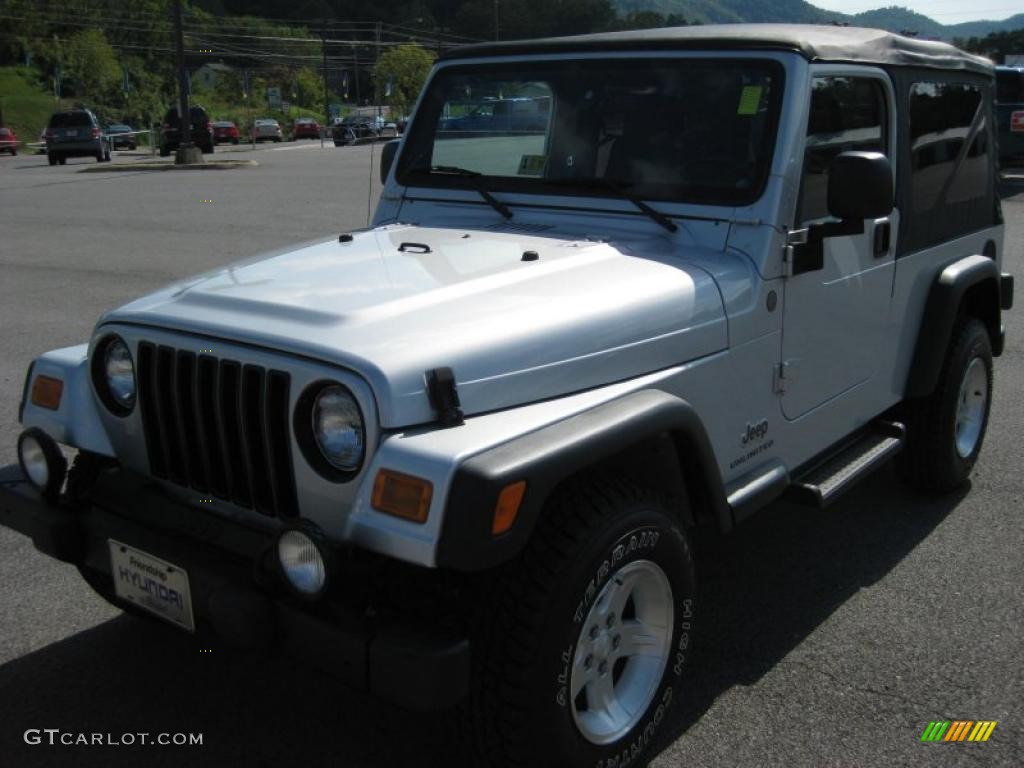 2004 Wrangler Unlimited 4x4 - Bright Silver Metallic / Dark Slate Gray photo #2